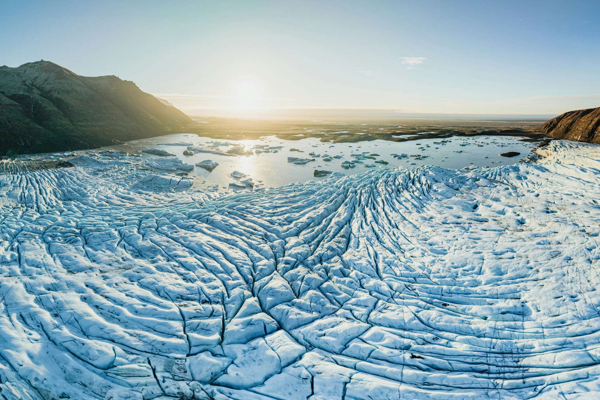 Panorama sur glacier et lagune glaciaire en Islande
