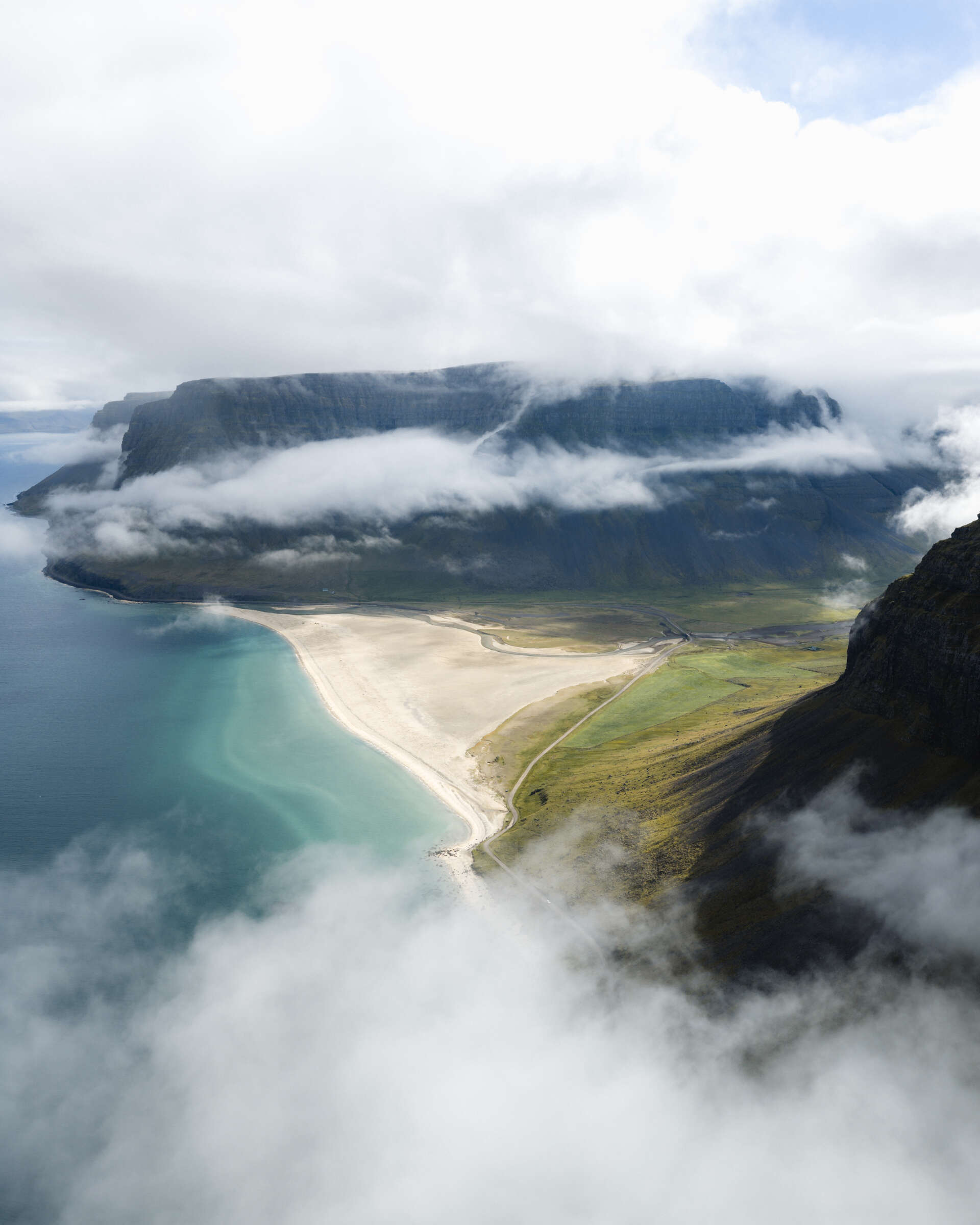 Plage vue à travers les nuages