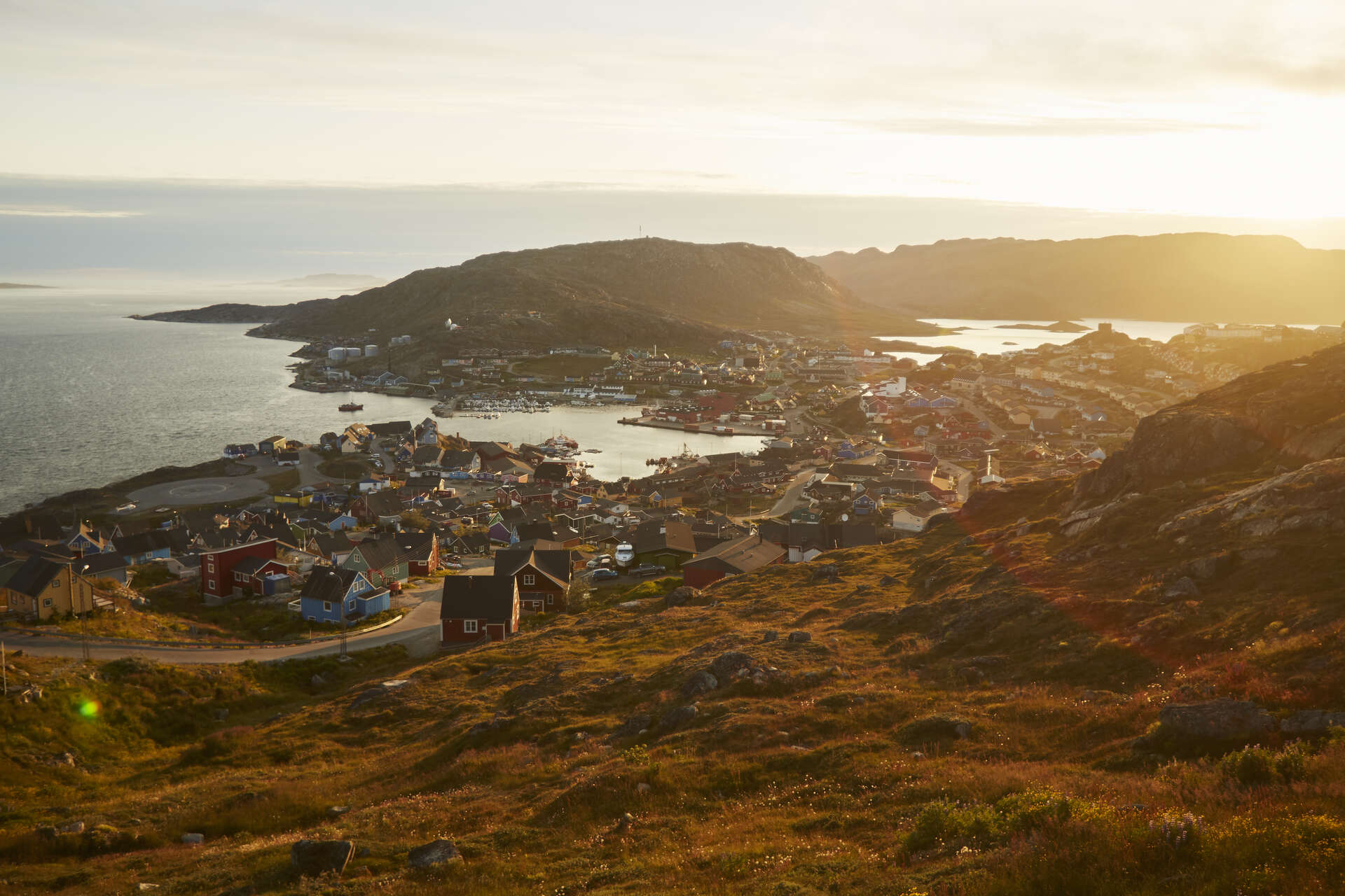 Soleil couchant sur le village de Qaqortoq