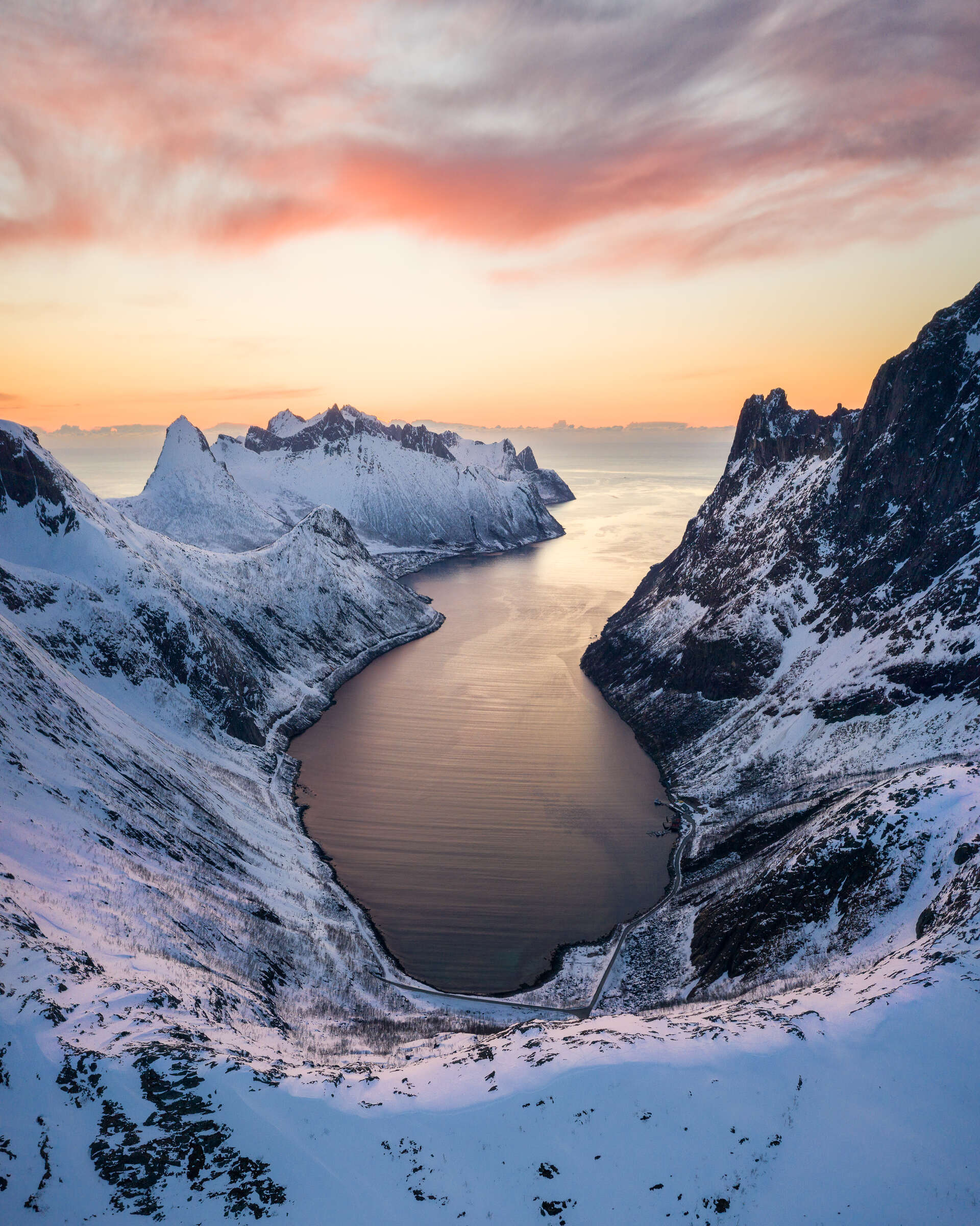 Un fjord de l'île de Senja sous la neige